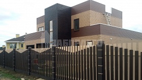 Строительство деревянного двухцветного ограждения Строительство деревянного забора с окраской в 2 цвета